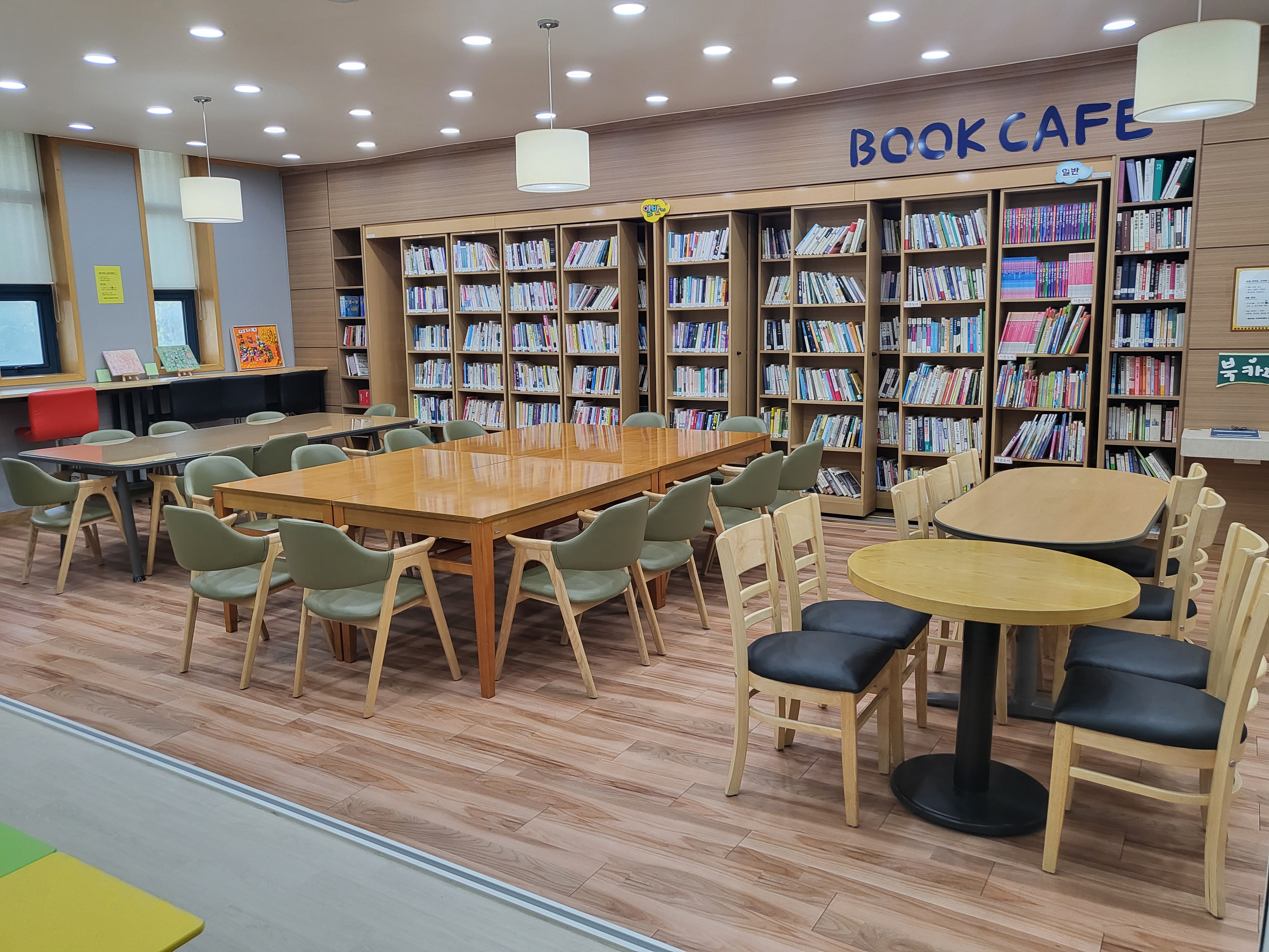 연수구 동춘2동 주민자치회는 4월부터 주민자치센터 내 북카페 이용 활성화와 중·장년층 독서 문화 확산을 위해 연수구립도서관의 북메이트 사업을 운영한다